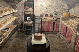 두 번의 와인 시음 및 몬탈치노의 오래된 성벽 내부의 유서 깊은 셀러 방문