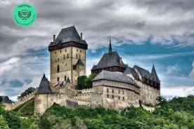 Små grupp Karlštejn Slott och Koneprusy Caves Tour