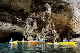 Kajaktour in Polignano mit Halt und Schwimmen in der Höhle