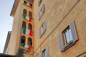 Vandringstur i ett gammalt privat tornhus i Bergamos historiska centrum