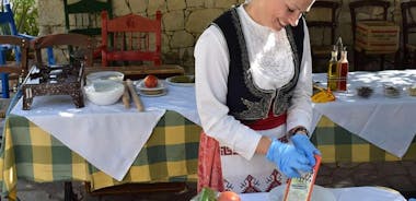 Heraklionin yksityinen kreetalainen ruoanlaittokurssi perinteisessä kylässä