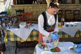 Clase de cocina privada cretense de Heraklion en un pueblo tradicional