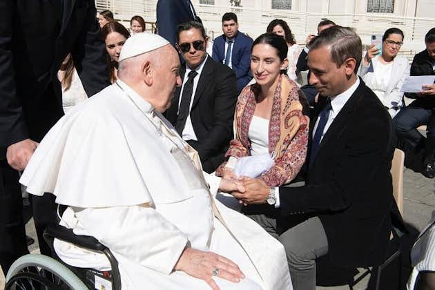 Bénédiction des couples de jeunes mariés lors de l'audience du Pape François