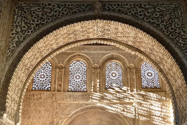 Tour privato dell'Alhambra da Malaga: con trasporto e biglietti salta fila