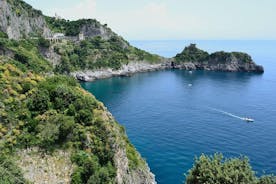Recorrer las grutas marinas de la costa de Amalfi