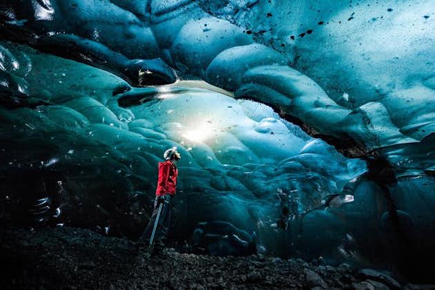 Excursión de senderismo y espeleología en hielo en grupos pequeños dentro del glaciar Vatnajokull