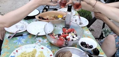テッサロニキで地元の人々と一緒に料理して食べる