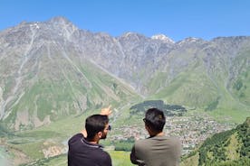 カズベギ - グダウリ - アナヌリ - グヴェレティ滝 1 日ツアー