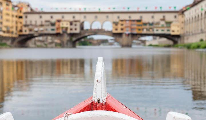 传统的Barchetto的佛罗伦萨河游船