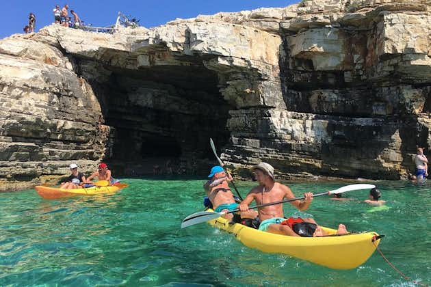Cueva explorando en kayak