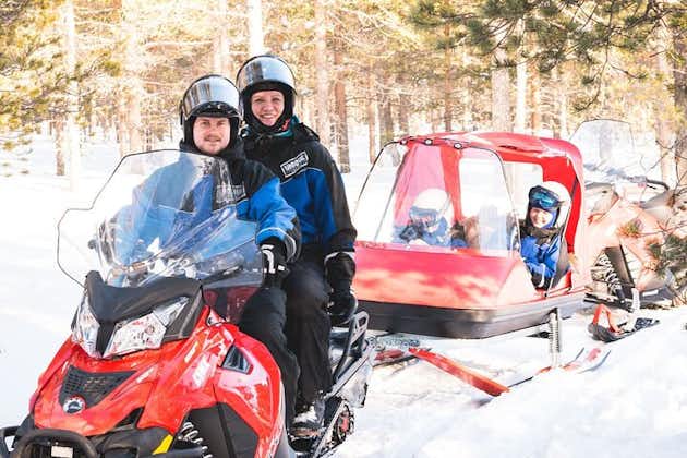 来自圣诞老人村的家庭雪地摩托车游猎