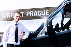 Traslado compartido a su llegada desde el aeropuerto de Praga y recorrido de medio día a pie por la ciudad