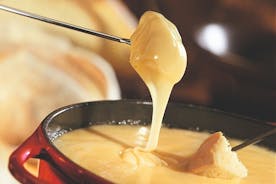 チューリッヒ発伝統のスイスチーズフォンデュのディナー付きスイスの食をめぐるツアー
