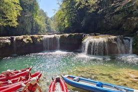 Kajakpaddling i Mreznica vattenfall