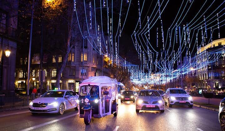 Wycieczka z lampkami bożonarodzeniowymi po Madrycie prywatnym elektrycznym tuk tukiem