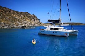 Cruzeiro privado de catamarã ao pôr do sol em Santorini