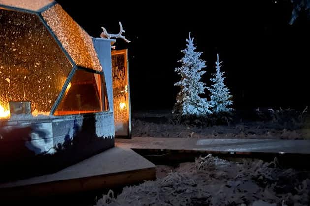 Cena de fogata en un iglú de cristal bajo la aurora boreal
