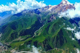 Excursión de un día a las montañas Kazbegi y Gudauri