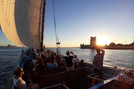 2-timmars Lissabons traditionella båtar i solnedgångskryssning med vitt vin