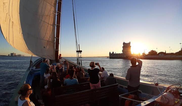 Traditionele boten van Lissabon - cruise bij zonsondergang