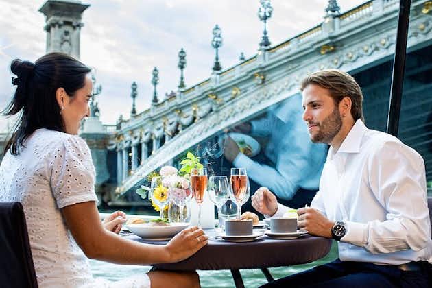 Sejltur med Bateaux Parisiens på Seinen inklusive frokost og levende musik