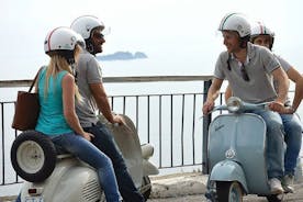 Excursão privada: Costa Amalfitana por Vespa Vintage de Nápoles