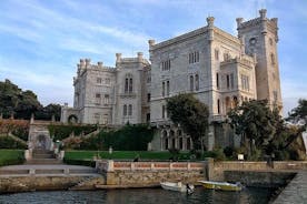 Panoramautsikt över Trieste och Miramare slott
