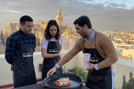 Paella matlagingskurs på taket med utsikt over katedralen i Sevilla