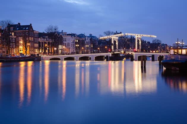 アムステルダムの夜の運河クルーズ