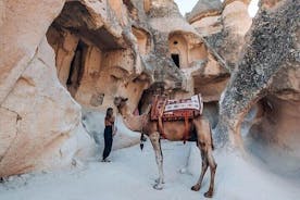 Viaje de 2 días a Capadocia con paseo en globo y safari en camello