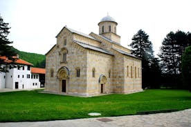 在科索沃三座最美丽的修道院的道路上