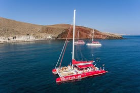 Sigling Catamaran skemmtiferðaskip á Santorini með BBQ, drykki og flutning