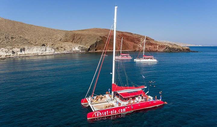 Seglingskatamarankryssning i Santorini med grill, drycker och transfer