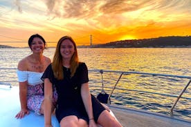 2,5-stündige Bosporus-Sonnenuntergangskreuzfahrt auf einer Luxusyacht mit Snacks