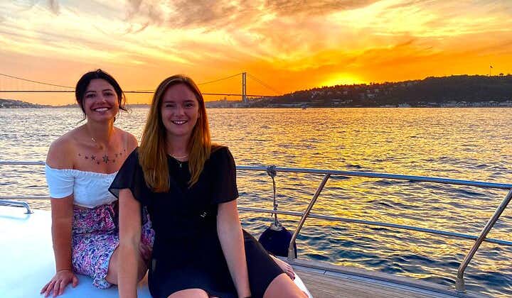 2.5 Hours Bosphorus Sunset Cruise on Luxury Yacht with Snacks