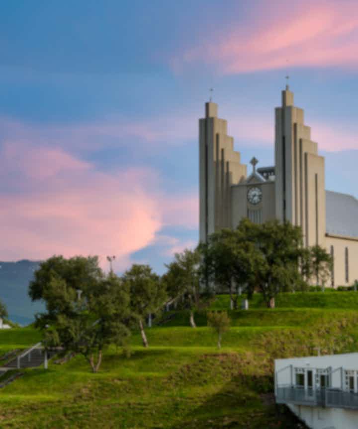 Vluchten van Khajuraho Groep van Monumenten, India naar Akureyri, IJsland