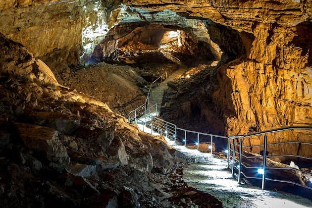 Vjetrenica洞窟への探検 - モスタルからの洞窟探検ツアー