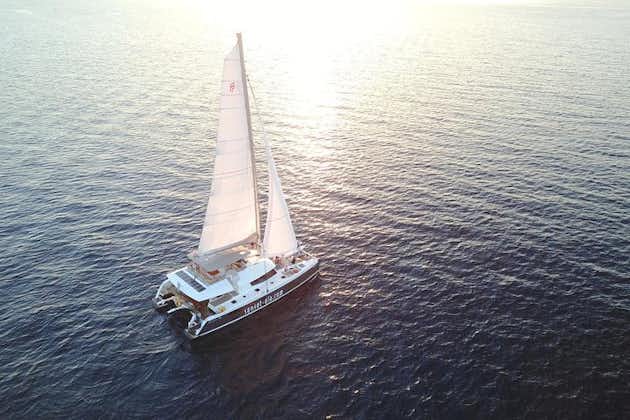 Santorini luxe catamaran-zonsondergangcruise met barbecue, drankje en vervoer