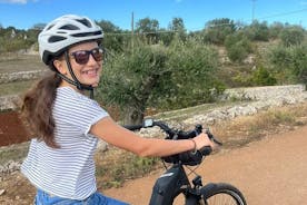 Alberobello på e-cykel. Landskabet, en mølle og en gård