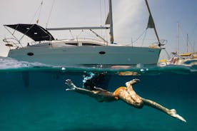 Menorca: Privat segelbåtstur med snorkelutrustning och kajak