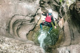 Aventure de canyoning extrême à Chli Schliere au départ d'Interlaken