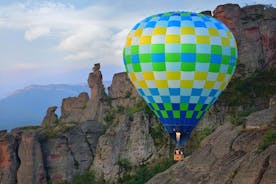 伝説のBelogradchik岩の上の熱気球バンジージャンプ体験