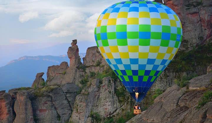 传说中的贝洛格拉奇克岩石上的热气球蹦极体验