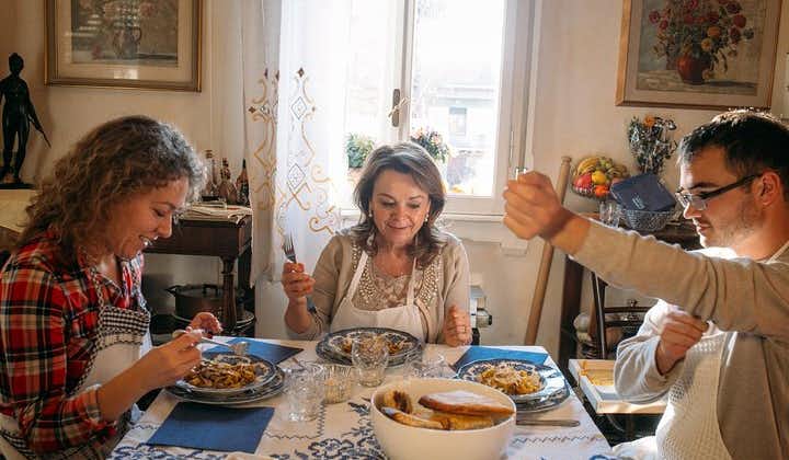 Cesarine: トリノの地元の家での典型的な食事と料理のデモ