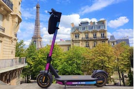 パリでの電動スクーターのレンタル 1 日