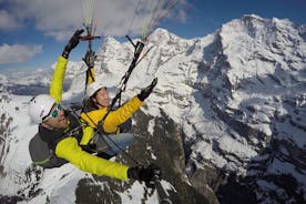 Paragliding over de sveitsiske alpene fra Lauterbrunnen