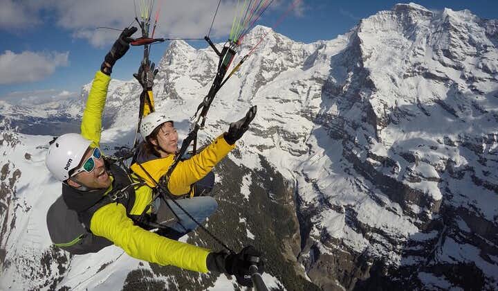 Paragliding over de schweiziske alper fra Lauterbrunnen
