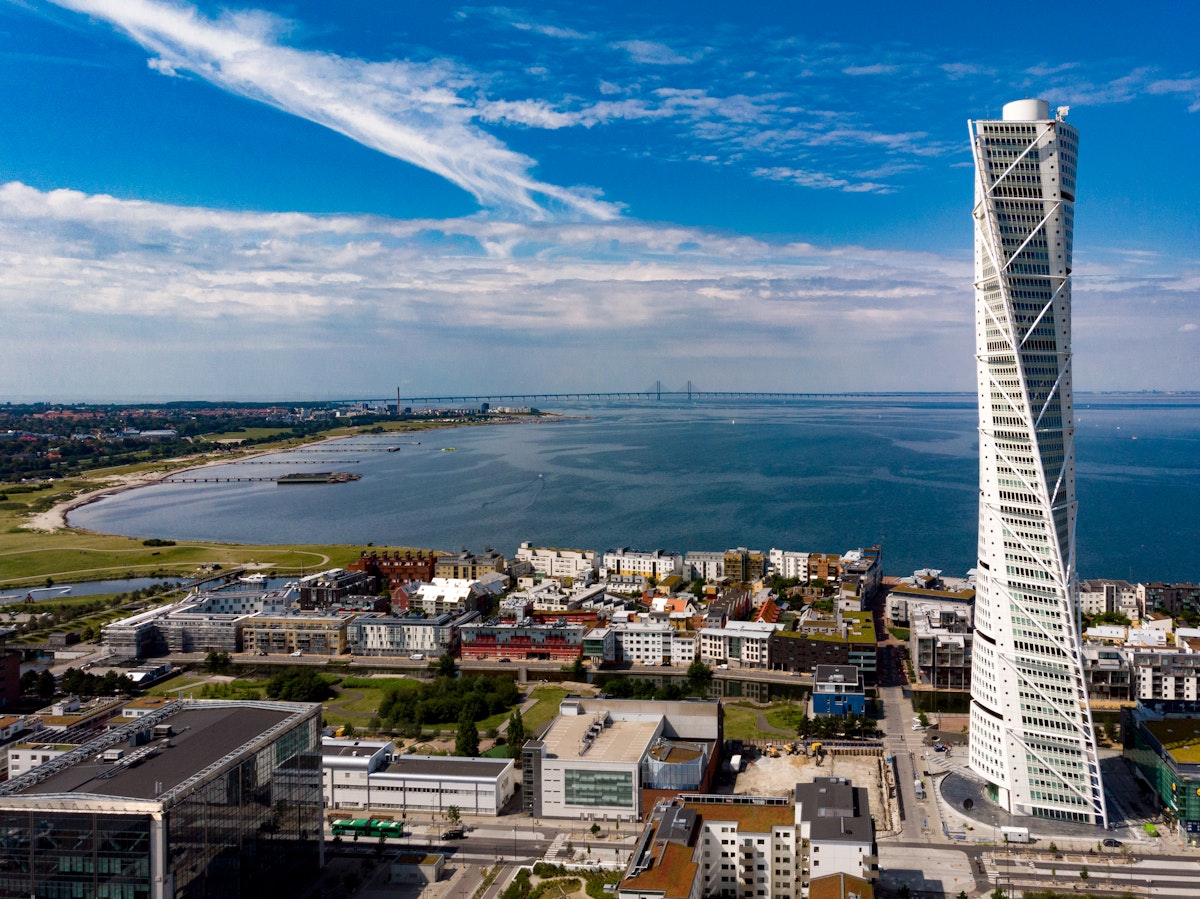 Метров здания. Turning Torso (мальмё, Швеция). Небоскреб turning Torso в Швеции. Жилое здание turning Torso. МАЛЬМ, Швеция, 2005 г.. Башня в Мальме.