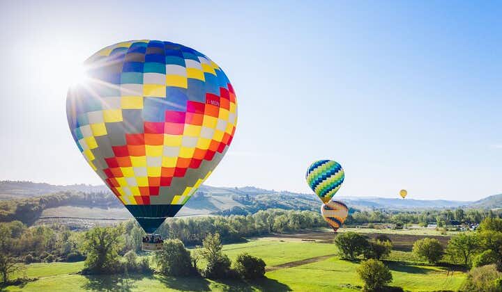 シエナからトスカーナへの熱気球の飛行
