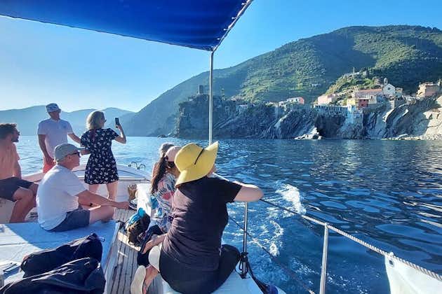 Tour de Cinque Terre con un gozzo de Liguria tradicional de Monterosso